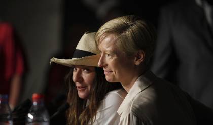 Η σκηνοθέτις Λίν Ράμσέΐ και η ηθοποιός Τίλντα Σουίντον στις Κάννες (AP Photo/Virginia Mayo)