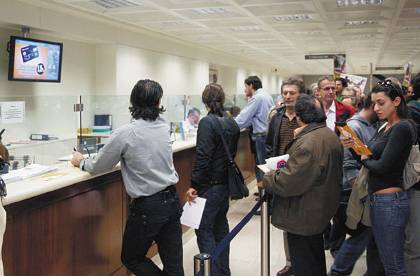 «Μας επιστρέφουν στα γκισέ λεφτά με… χώματα»!