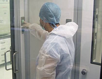 Η ερευνητική ομάδα του Δ. Θάνου, προέδρου του Ερευνητικού Συμβουλίου στο Ιδρυμα Ιατροβιολογικών Ερευνών της Ακαδημίας Αθηνών, εφαρμόζει την επαναστατική μέθοδο των επαγόμενων πολυδύναμων βλαστικών κυττάρων στη θεραπεία μέσω κυτταρικής αντικατάστασης