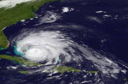 Η Ανατ. Ακτή ετοιμάζεται για τον τυφώνα «Αϊρίν»