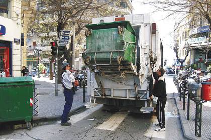 Δικαστικά προσπαθεί ο Δήμος Αθηναίων να αποτρέψει την απεργία των εργαζομένων στην καθαριότητα
