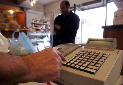 Απαιτούν σε αποδείξεις το μισό του εισοδήματος