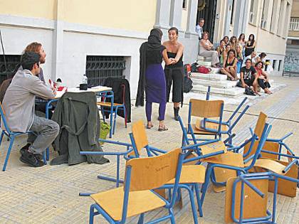 Οι τέσσερις ηθοποιοί πάσχιζαν να ερμηνεύσουν όλους τους ρόλους της τραγωδίας, εν μέσω φωνών, θορύβων και για ένα πολύ μικρό κοινό...