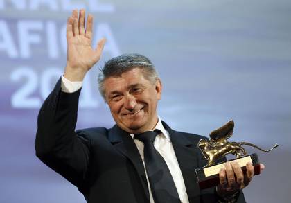 Ο Αλεξάντερ Σοκούροφ παραλαμβάνει το Χρυσό Λιοντάρι της Μόστρα για την ποιητική-φιλοσοφική ερμηνεία του πάνω στο έργο του Γκέτε