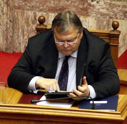Ξανακόβουν κομμένους μισθούς και συντάξεις