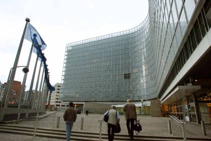 Φόρο στις χρηματοπιστωτικές συναλλαγές προτείνει η Κομισιόν
