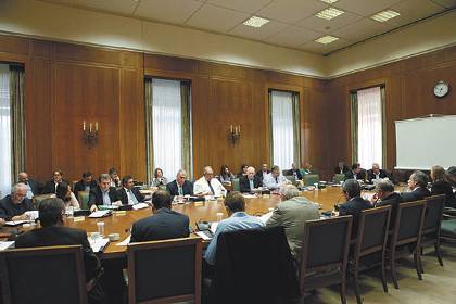 Κούρεμα με την ψιλή σε όλους τους μισθούς και τις συντάξεις