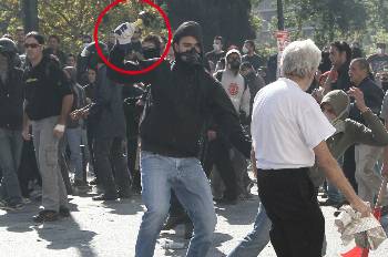 Δολοφονική επίθεση παρακρατικών στους διαδηλωτές